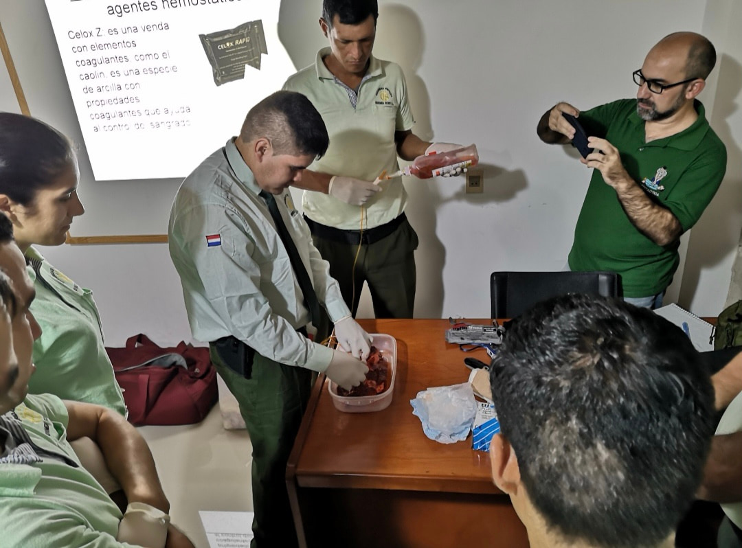 Instructor mostrando un procedimiento en el aula de formación